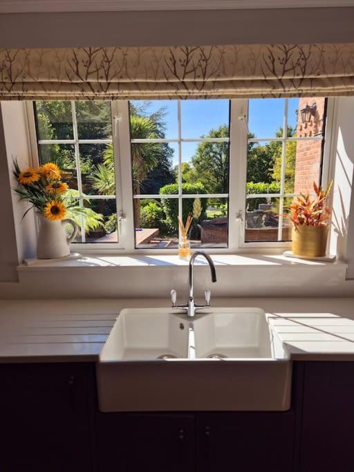 Large 4 Bedroom House On The River Wensum Sleeps 13 Norwich Exterior photo