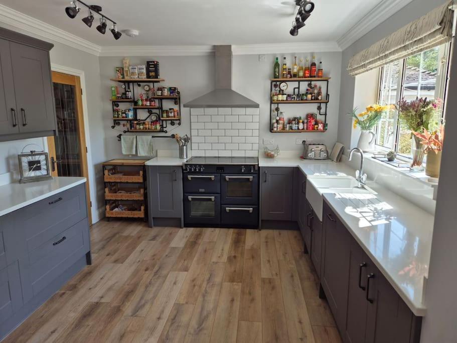 Large 4 Bedroom House On The River Wensum Sleeps 13 Norwich Exterior photo