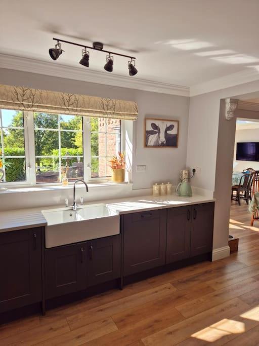 Large 4 Bedroom House On The River Wensum Sleeps 13 Norwich Exterior photo